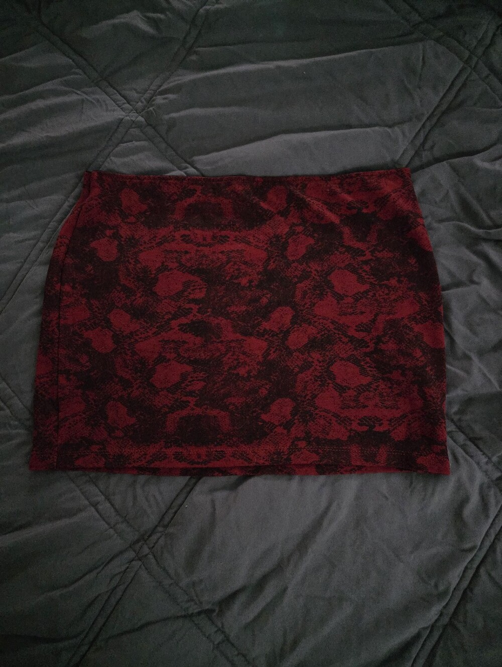 Deep Red Snake-Print Mini Skirt - Sleek High-Rise Look